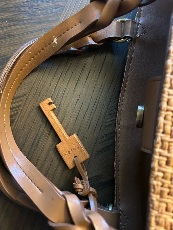 Fossil Tan Woven Shoulder Bag with Leather Handles wooden key charm - Picture 12 of 13